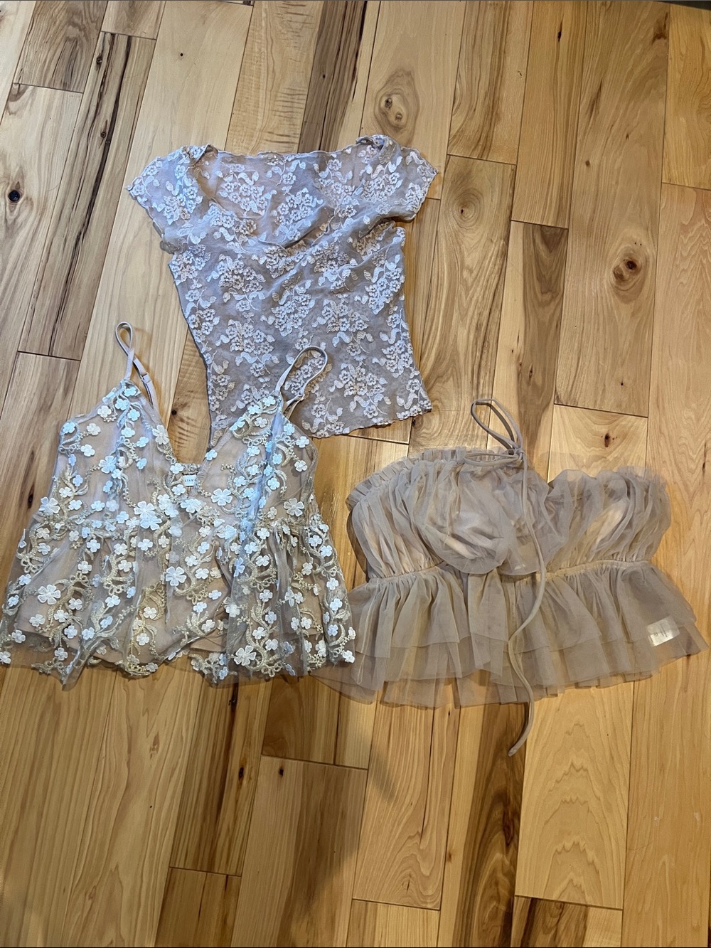 Altar -S, tutu top blue blush- L Lace Floral Cami Top in Taupe Small